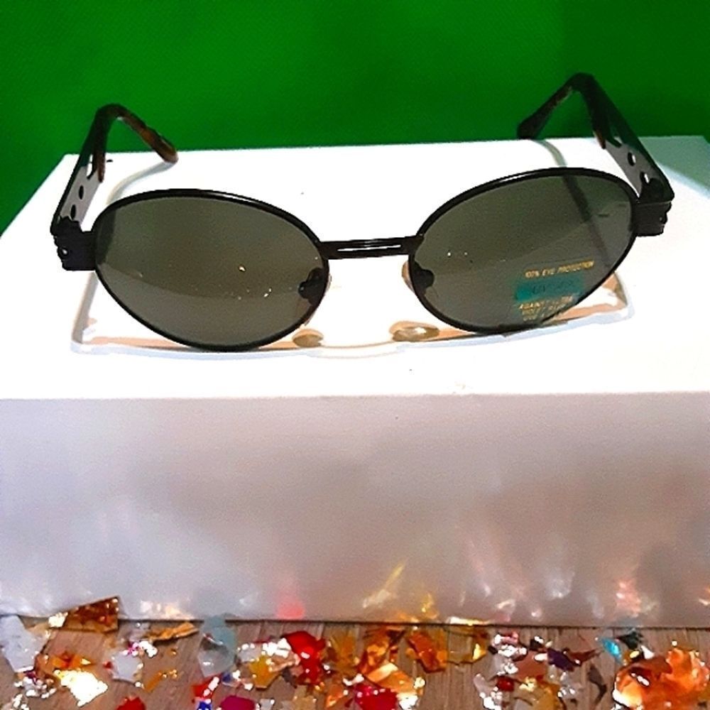 BRAND New women's sunglasses withโleopard print side designs